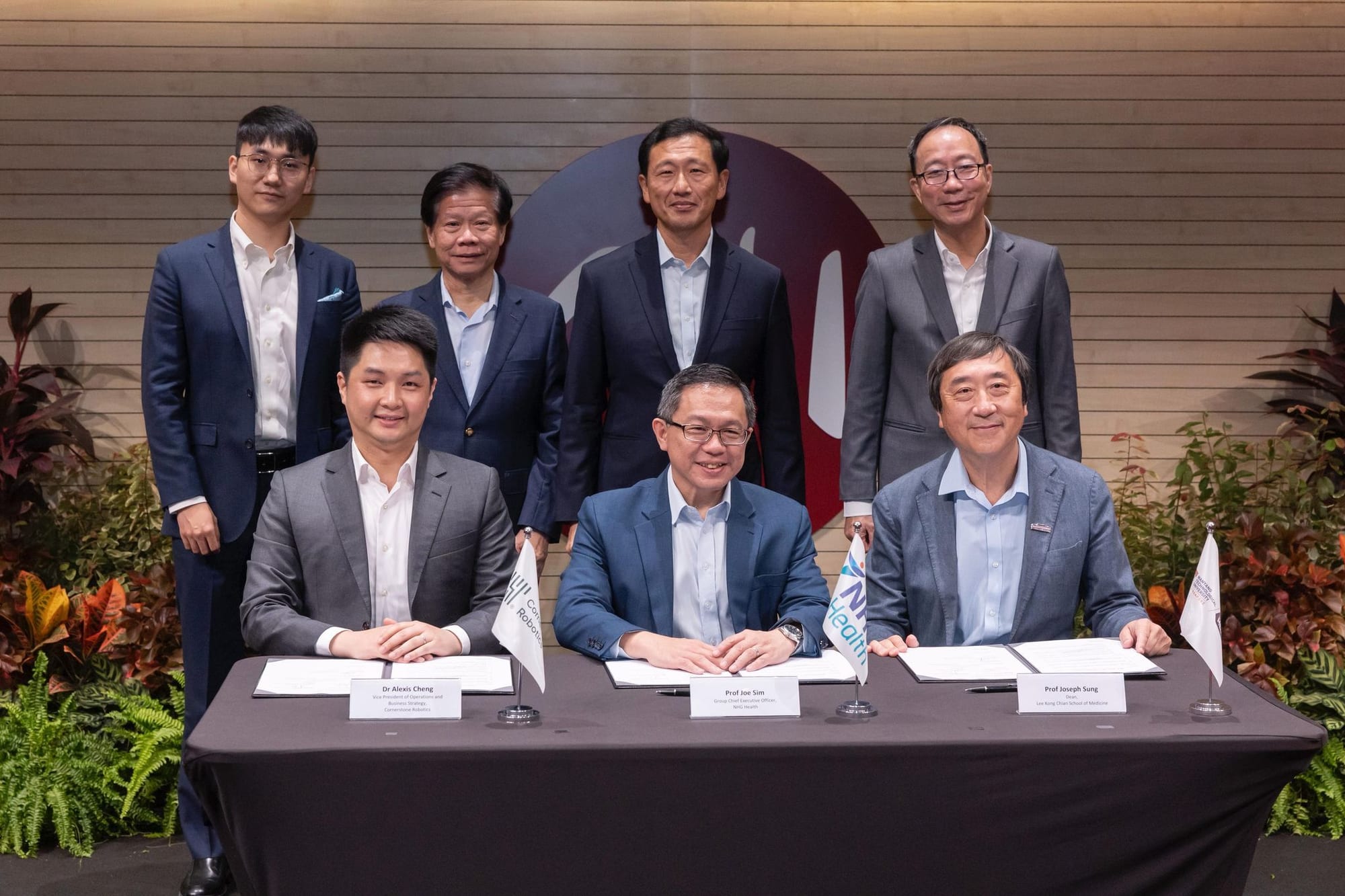 前排左起：康诺思腾联合创始人、运营及商业策划副总裁郑君乐博士；新加坡国立健保集团首席执行官Joe Sim教授；南洋理工大学李光前医学院院长沈祖尧教授；后排左起：康诺思腾联合创始人、首席技术官兼首席运营官王泽睿博士；南洋理工大学副校长（产业）蓝钦扬教授；新加坡卫生部长兼社会政策统筹部长王乙康先生；新加坡国立健保集团董事会主席Tan Tee How先生